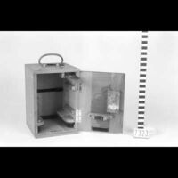 Voorwerpen\7300\7323a.jpg; V07323; ; Prepareermicroscoop met kistSpecimen microscope with box